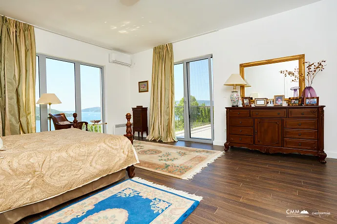 Geräumiges Haus in Kumbor mit einer Gesamtfläche von 335 m²