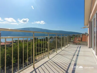 Apartments mit drei Schlafzimmern und Meerblick in Herceg Novi, Baosici