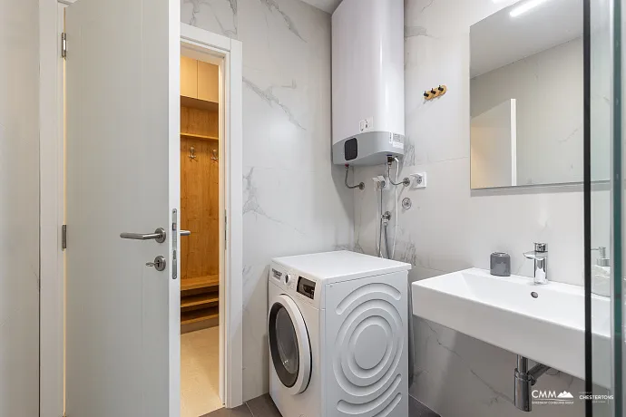 Luxuriöse Zweizimmerwohnung in Bečići – Panoramablick auf Sveti Stefan