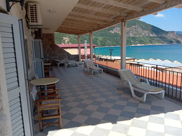 Mini Hotel auf Jaz 50 Meter vom Meer entfernt