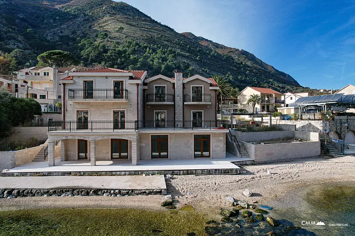 Eine luxuriöse dreistöckige Villa in erster Meereslinie in Kotor