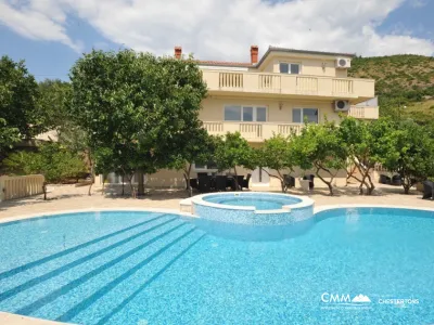 Atemberaubende Villa mit großem Pool und Garten zu verkaufen in Tivat