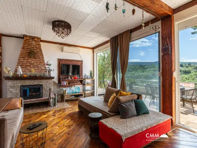 Dreigeschossiges Haus mit Panoramameerblick in Ulcinj