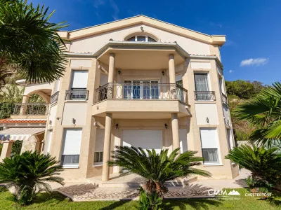 Eleganz und Gelassenheit in einer luxuriösen Villa mit Panoramablick auf das Meer.
