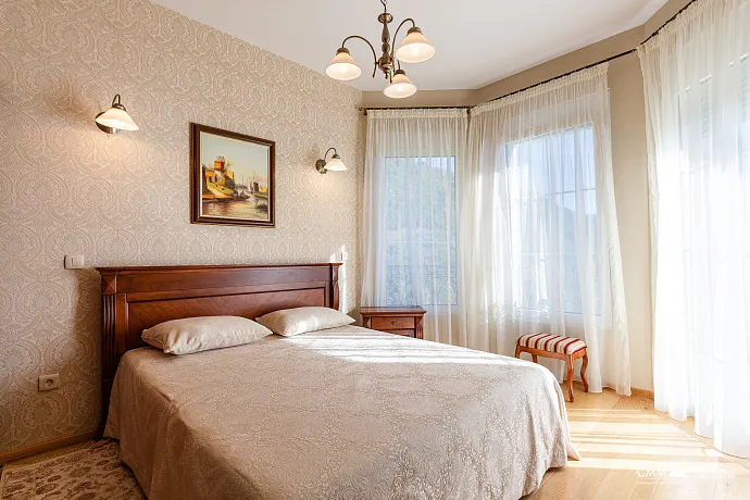 Eleganz und Gelassenheit in einer luxuriösen Villa mit Panoramablick auf das Meer.