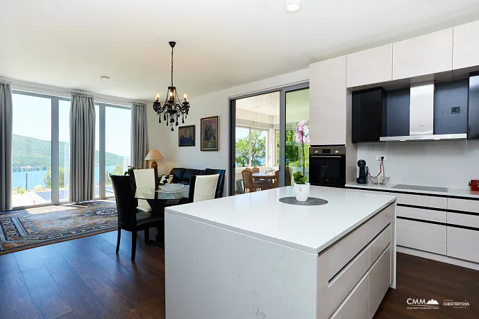 Geräumiges Haus in Kumbor mit einer Gesamtfläche von 335 m²