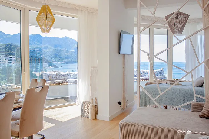 Luxuriöse Zwei-Zimmer-Wohnung mit großer Terrasse in Bečići