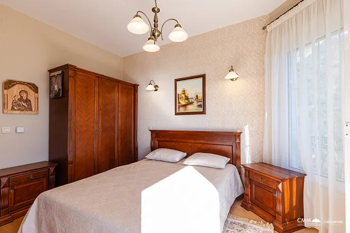 Eleganz und Gelassenheit in einer luxuriösen Villa mit Panoramablick auf das Meer.