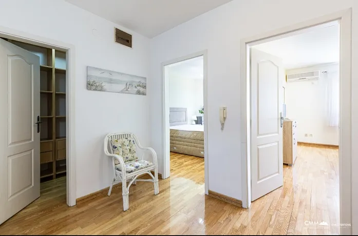 Geräumige Duplex-Wohnung mit Meerblick in Sveti Stefan