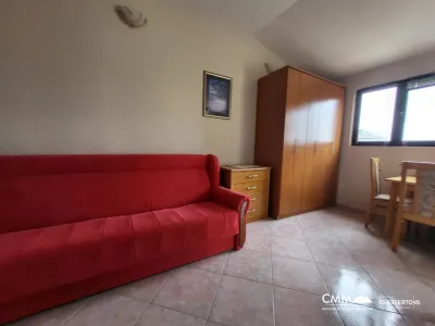 Ein-Zimmer-Wohnung mit Meerblick in Becici