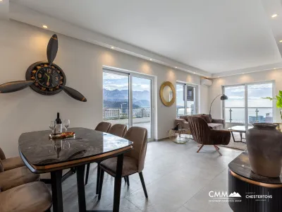 Zum Verkauf steht eine großzügige und luxuriös eingerichtete Drei-Zimmer-Wohnung im Sunny Side Komplex