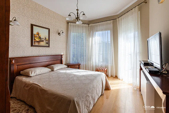 Eleganz und Gelassenheit in einer luxuriösen Villa mit Panoramablick auf das Meer.