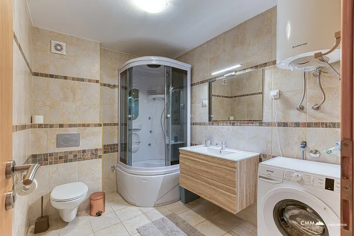 GERÄUMIGE, VOLL MÖBLIERTE WOHNUNG IN BUDVA MIT GARAGE UND TESLA-LADEGERÄT