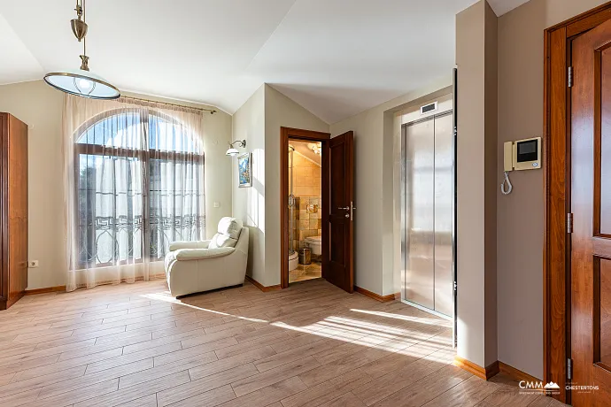 Eleganz und Gelassenheit in einer luxuriösen Villa mit Panoramablick auf das Meer.