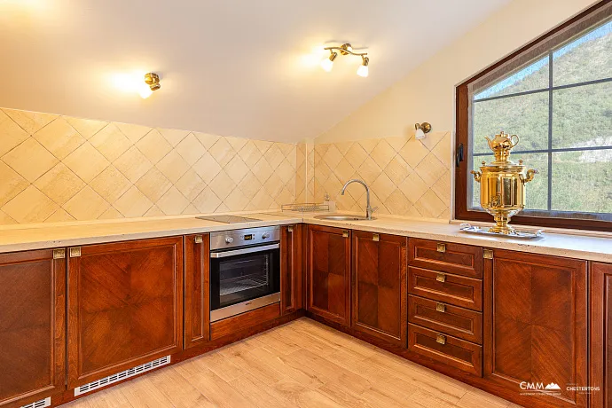 Eleganz und Gelassenheit in einer luxuriösen Villa mit Panoramablick auf das Meer.