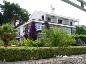 Dreistöckiges Haus mit Pool in Lustica