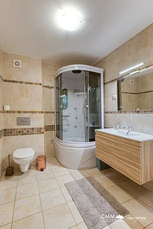 GERÄUMIGE, VOLL MÖBLIERTE WOHNUNG IN BUDVA MIT GARAGE UND TESLA-LADEGERÄT