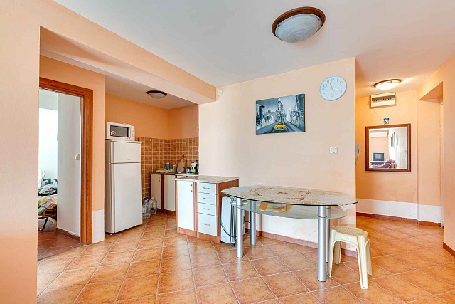 Geräumige 2-Zimmer-Wohnung mit Terrasse nahe dem Zentrum von Budva — photo 4