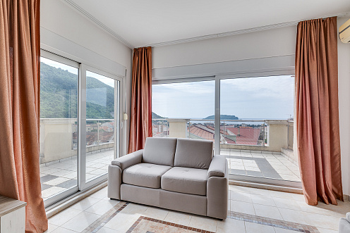 Möblierte 1-Zimmer-Wohnung in Budva, Lazi – 89m² mit Meerblick