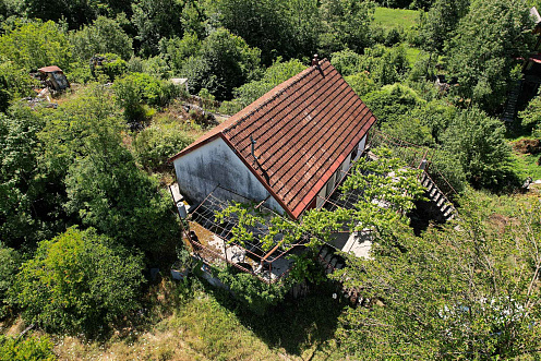 TTRAKTIVES GRUNDSTÜCK IN CETINJE – 1.000 m² DIREKT AN DER STRASS — photo 3