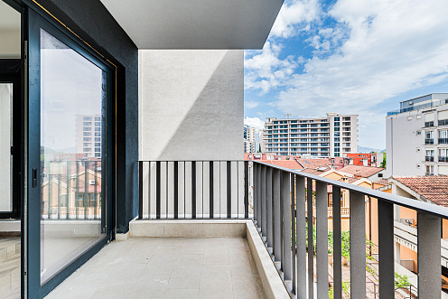 Neubau Budva, Gospoština – 70 m² große 2-Zimmer-Wohnung mit Terrasse