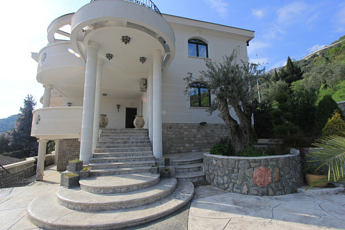 Helligkeit mit Pool in der Villa Petrovac