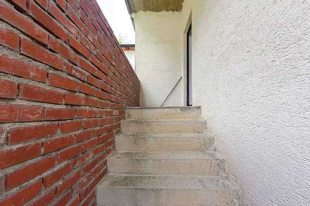 Haus in einer kleinen Stadt Ljuta — photo 7