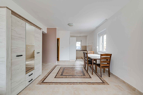 Möblierte 1-Zimmer-Wohnung in Budva, Lazi – 89m² mit Meerblick