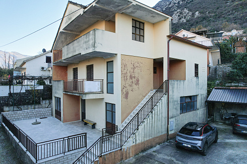 ZU VERKAUFEN: HAUS 270 m² – EINZIGARTIGE GELEGENHEIT IN PRČANJ!