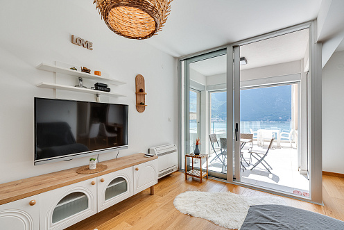 Attraktive 86 m² Wohnung in Dobrota – Große Terrasse, Meerblick, Garage & Abstellraum