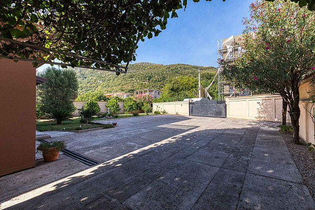 Zu verkaufen: Tourismus- und Gastronomiekomplex bei Budva – Lastva Grbaljska — photo 4