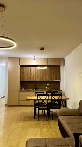 Zu verkaufen geräumige Wohnung in Dobrota mit Bergblick