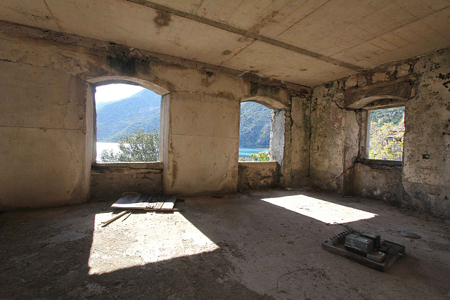 Ruin house in Risan at seafront — photo 4