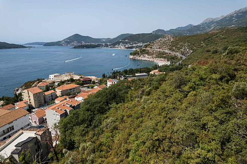 Schönes Grundstück in attraktiver Lage zwischen Budva und Sveti Stefan, mit Projektdokumentation. — photo 2