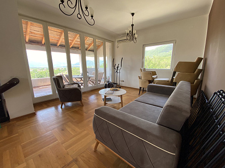 Haus in Radanovici mit Wohnungen