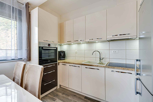 Moderne 2-Zimmer-Wohnung mit großer Terrasse und Garage in Bečići — photo 3