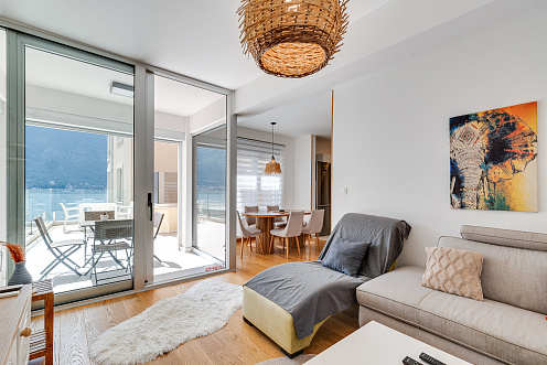 Attraktive 86 m² Wohnung in Dobrota – Große Terrasse, Meerblick, Garage & Abstellraum