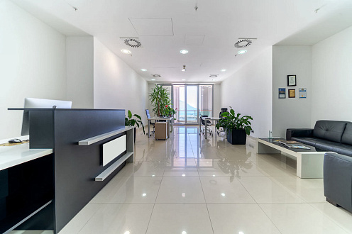 Moderne Büroflächen im TQ Plaza Budva mit Meerblick