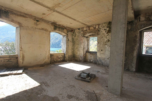 Ruin house in Risan at seafront — photo 5