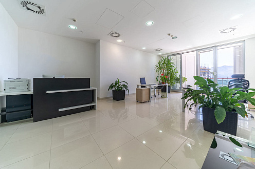 Moderne Büroflächen im TQ Plaza Budva mit Meerblick