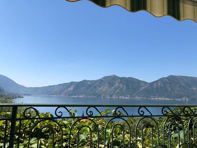 Zu verkaufende Wohnung in Orahovac mit Panoramablick auf das Meer