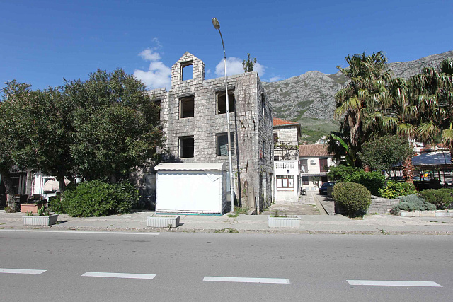 Ruin house in Risan at seafront — photo 9