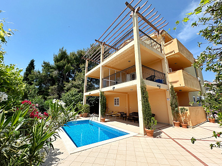 Mini-Hotel mit Pool und Spa in der Nähe der Lustica-Bay