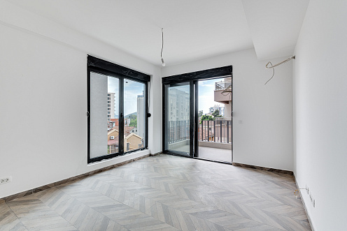 Neubau Budva, Gospoština – 70 m² große 2-Zimmer-Wohnung mit Terrasse