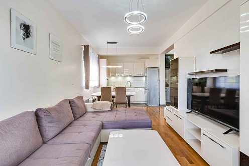 Moderne 2-Zimmer-Wohnung mit großer Terrasse und Garage in Bečići — photo 2