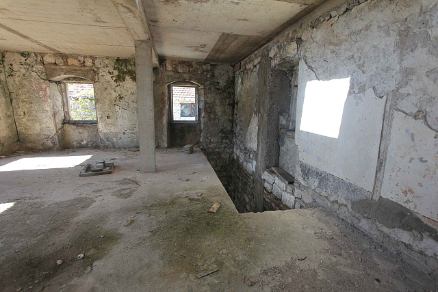 Ruin house in Risan at seafront — photo 6