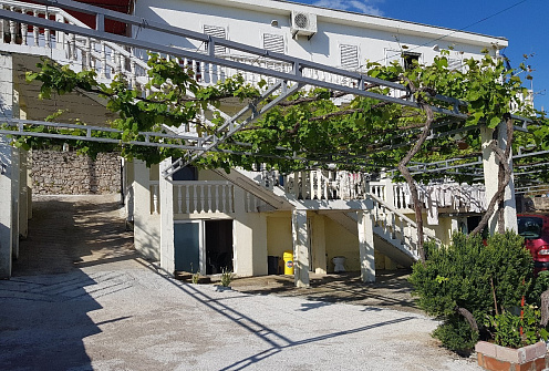 Zweistöckiges Haus mit Panoramablick auf das Meer