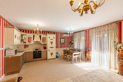 Dreistöckiges Haus mit drei Schlafzimmern, 176 m², Lastva