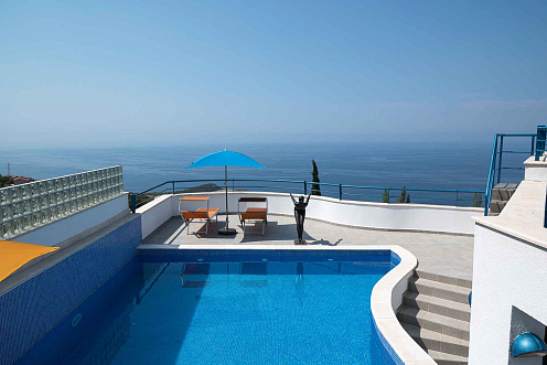 Luxuriöse Investitionsvilla in Blizikuće – 3 Apartments, Pool & 120 m² Dachterrassen