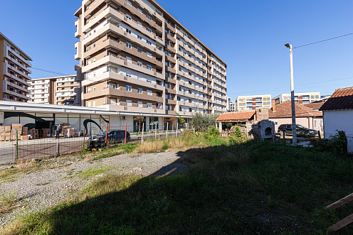 Büro- und Handelszentrum in der Endphase auf einem 652 m² großen Grundstück im Zentrum von Podgorica